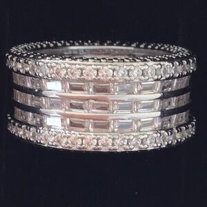 Beautiful silver tone cubic zirconia ring in size 6 + black jewelry box